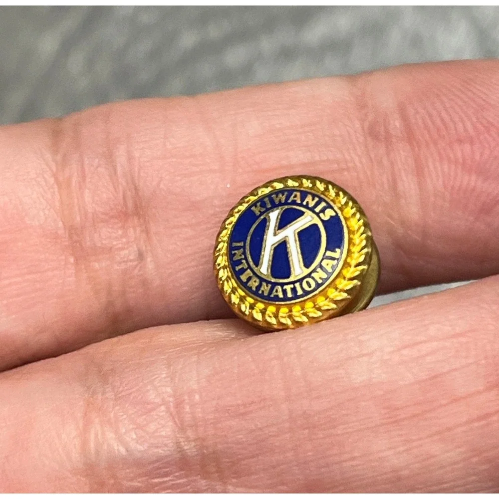 Kiwanis International Lapel Pin Gold Tone Blue Enamel Rope‎ Border Leavens